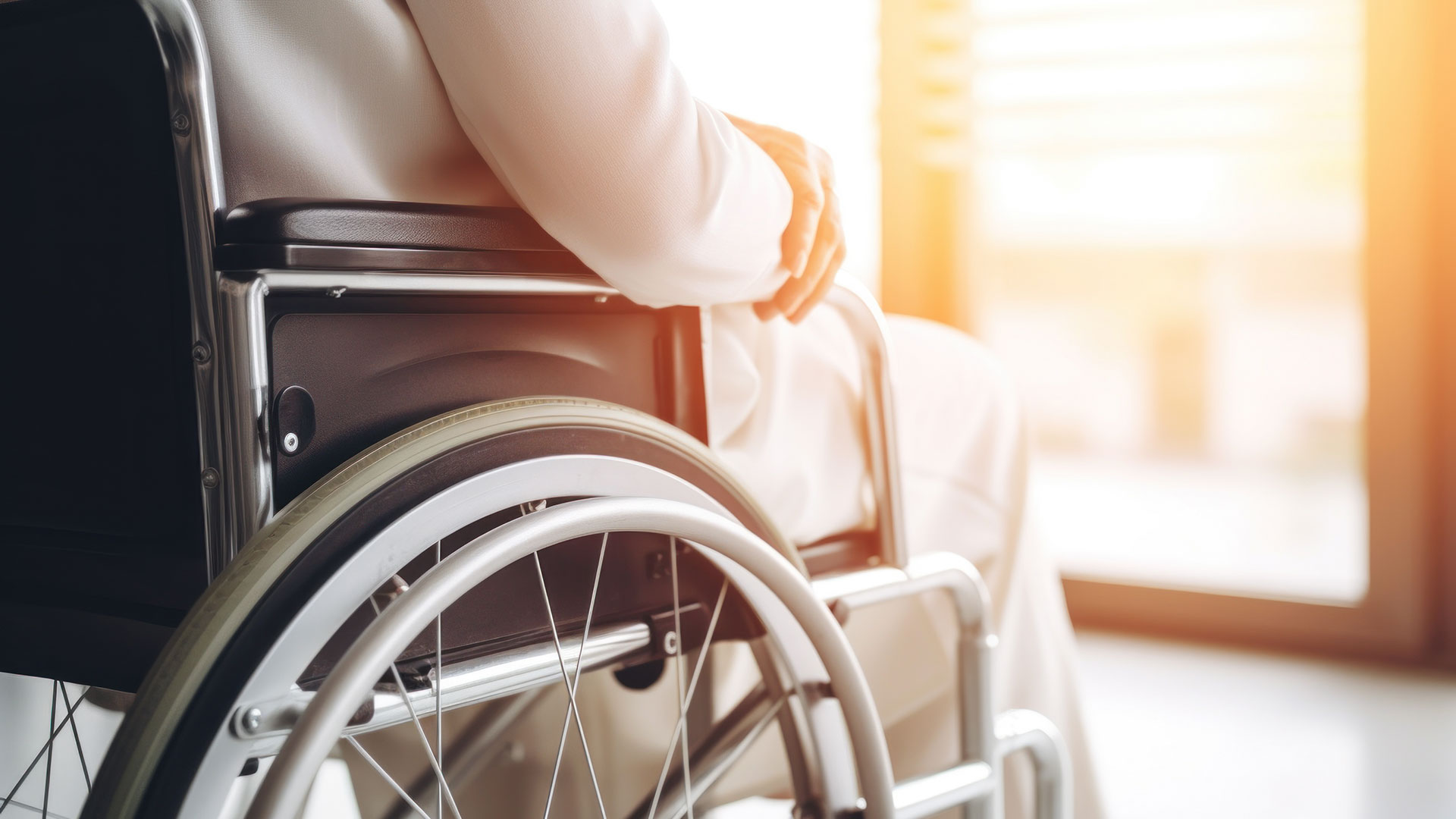 Rollstuhlfahrer am Fenster